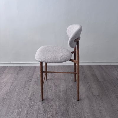 כסא בר דגם ניק גוף אלומניום בגוון אלון מרופד בז