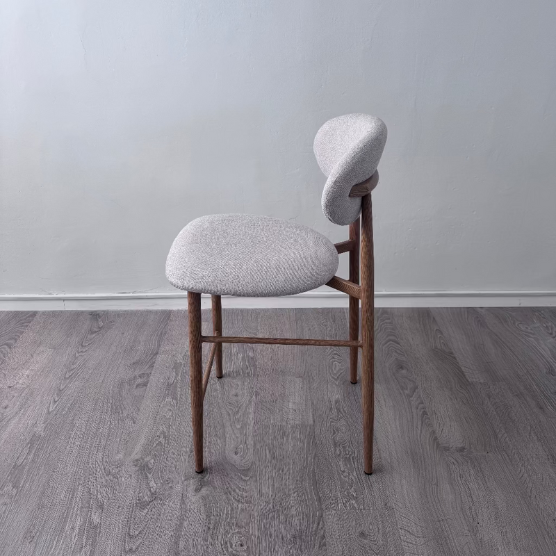 כסא בר דגם ניק גוף אלומניום בגוון אלון מרופד בז