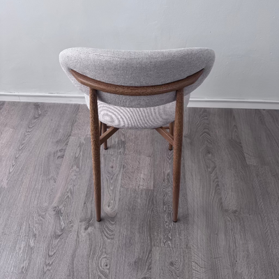 כסא בר דגם ניק גוף אלומניום בגוון אלון מרופד בז