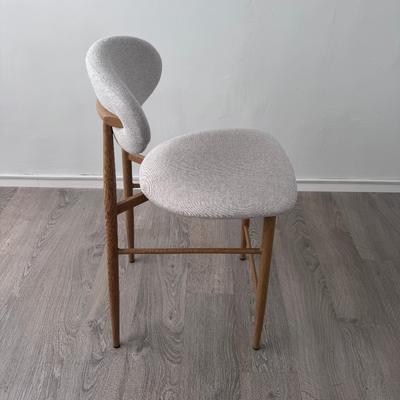 כסא בר דגם ניק גוף אלומניום בגוון אלון מרופד בז