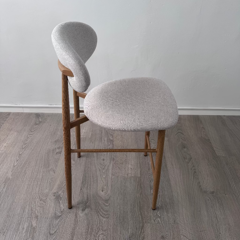 כסא בר דגם ניק גוף אלומניום בגוון אלון מרופד בז