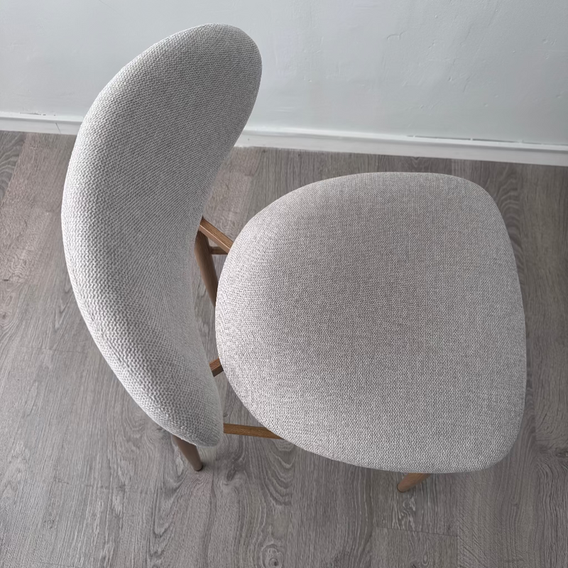 כסא בר דגם ניק גוף אלומניום בגוון אלון מרופד בז