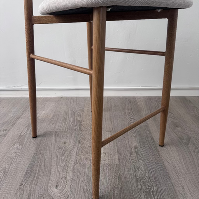 כסא בר דגם ניק גוף אלומניום בגוון אלון מרופד בז