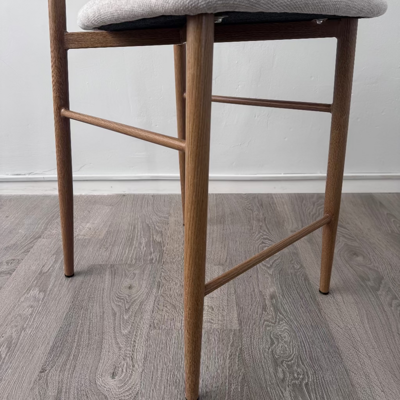 כסא בר דגם ניק גוף אלומניום בגוון אלון מרופד בז