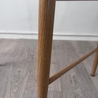 כסא בר דגם ניק גוף אלומניום בגוון אלון מרופד בז