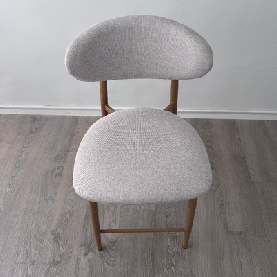 כסא בר דגם ניק גוף אלומניום בגוון אלון מרופד בז