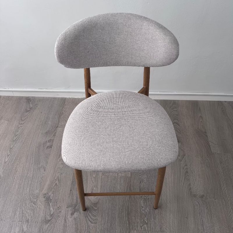 כסא בר דגם ניק גוף אלומניום בגוון אלון מרופד בז