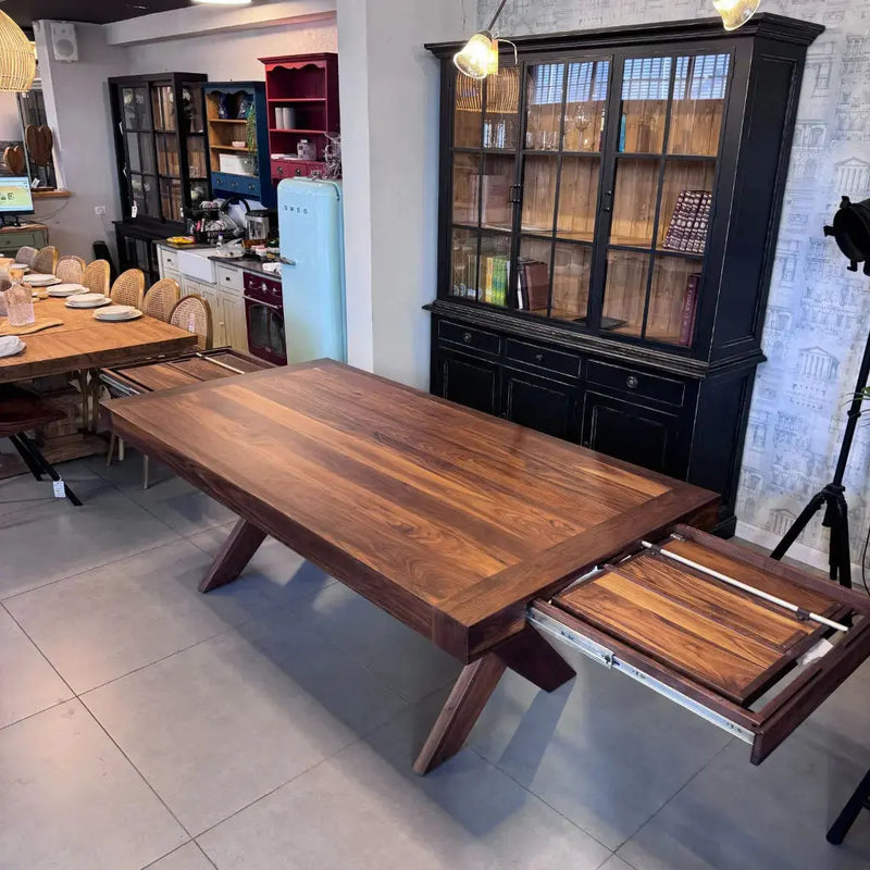 שולחן אוכל יוגב עם פתיחות Hootam