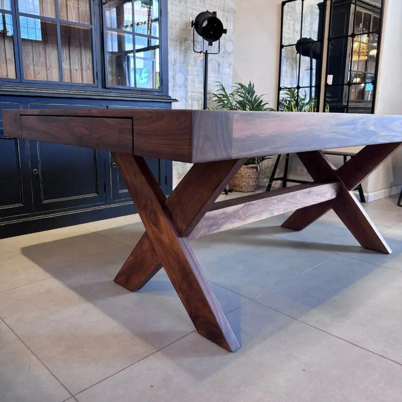 שולחן אוכל יוגב עם פתיחות Hootam