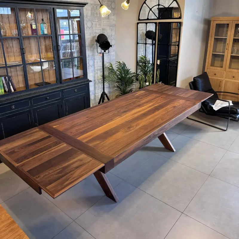 שולחן אוכל יוגב עם פתיחות Hootam