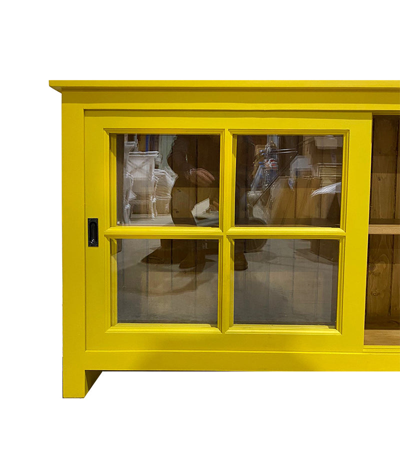 ויטרינה בשילוב זכוכית עם דלתות הזזה צהוב